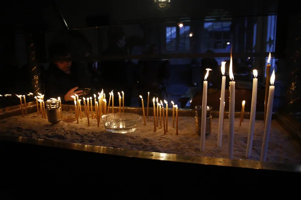 イスタンブール トルコ 2019年1月6日聖ジョージ大聖堂でエピファニーデーのお祝いに参拝者が参加 — ストック写真