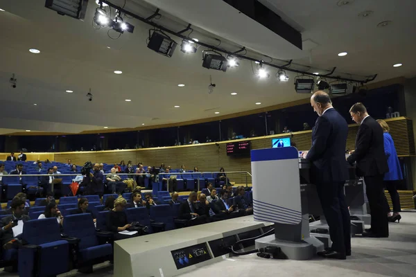 Conferencia de prensa sobre "Profundización de la Unión Económica y Monetaria en Europa" —  Fotos de Stock