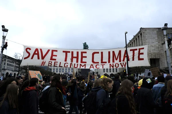 Demonstranci biorą udział w protestach przeciwko zmianom klimatycznym w B — Zdjęcie stockowe