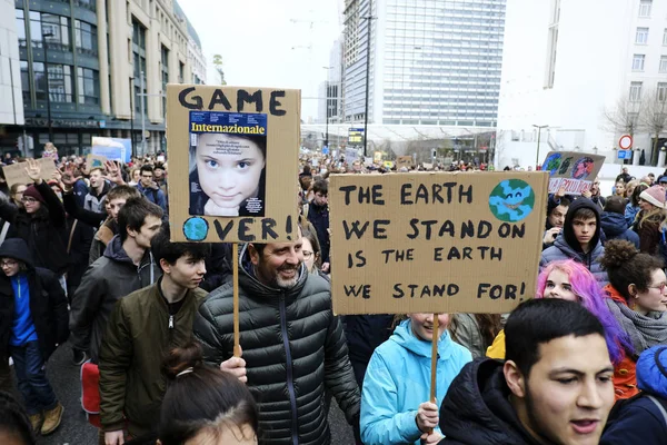 Демонстранты принимают участие в акции протеста против изменения климата в B — стоковое фото