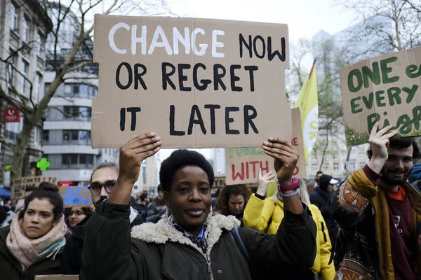 Demonstranten nemen deel aan een protest tegen klimaatverandering in B — Stockfoto