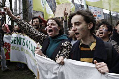 Göstericiler B iklim değişikliğine karşı bir protesto katılmak