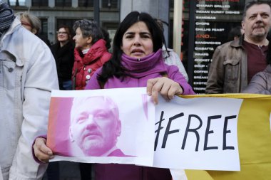 Wikileaks kurucusu Julian Assange'ın destekçileri 