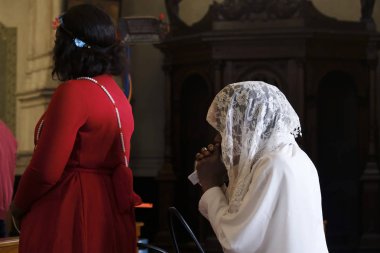 Brüksel, Belçika. 18 Nisan 2019. İbadet edenler St Catherine Kilisesi'nde Kutsal Perşembe Ayini kutlamalarına katılmak. 