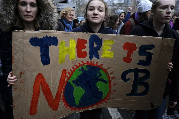 Demonstranci biorą udział w protestach przeciwko zmianom klimatycznym w B — Zdjęcie stockowe