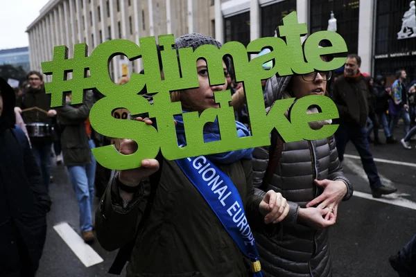 Manifestantes participan en una protesta contra el cambio climático en B — Foto de Stock