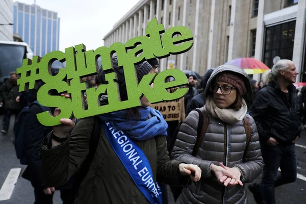 Manifestantes participan en una protesta contra el cambio climático en B — Foto de Stock