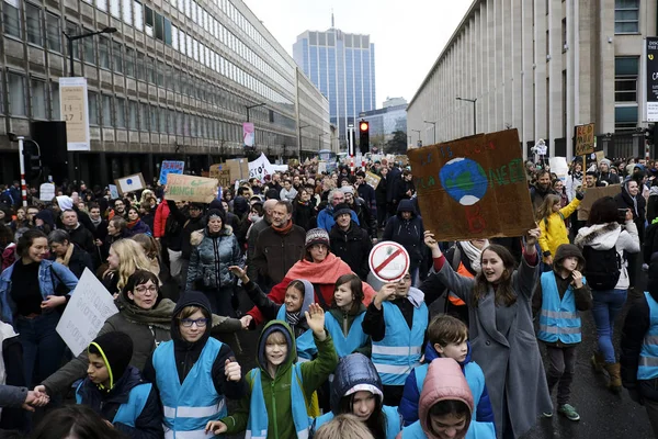 Manifestantes participan en una protesta contra el cambio climático en B —  Fotos de Stock