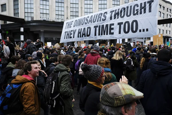 Manifestantes participan en una protesta contra el cambio climático en B —  Fotos de Stock