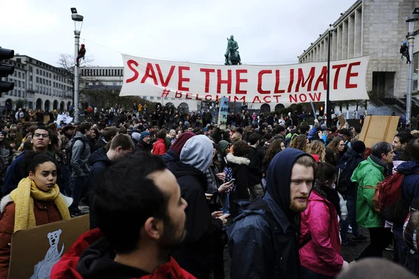 Demonstranten nemen deel aan een protest tegen klimaatverandering in B — Stockfoto