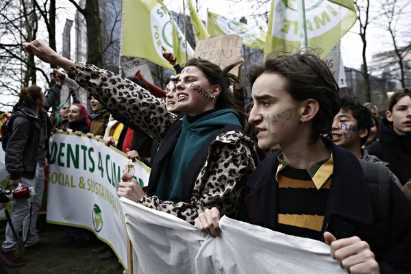 Manifestantes participan en una protesta contra el cambio climático en B — Foto de Stock