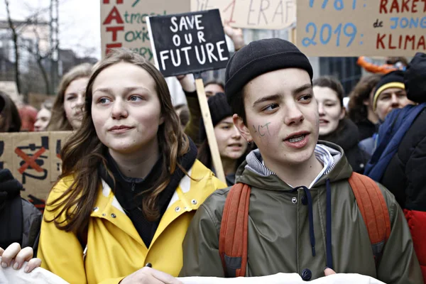 Manifestantes participan en una protesta contra el cambio climático en B — Foto de Stock