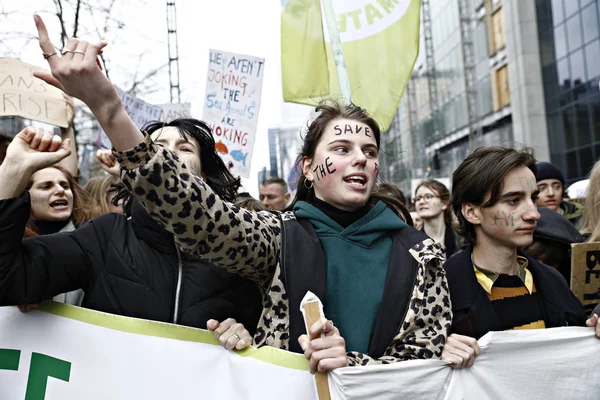 Demonstranten nemen deel aan een protest tegen klimaatverandering in B — Stockfoto