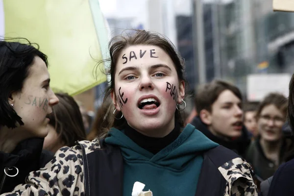 Manifestantes participan en una protesta contra el cambio climático en B — Foto de Stock