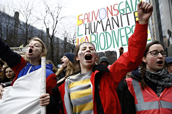 Demonstranten nemen deel aan een protest tegen klimaatverandering in B — Stockfoto