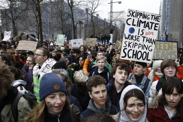 시위대가 B의 기후 변화에 반대하는 시위에 참여 — 스톡 사진