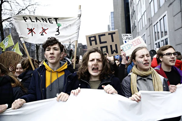 Demonstranci biorą udział w protestach przeciwko zmianom klimatycznym w B — Zdjęcie stockowe