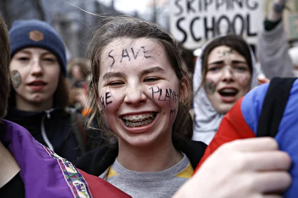 Demonstranterna deltar i en protest mot klimatförändringarna i B — Stockfoto