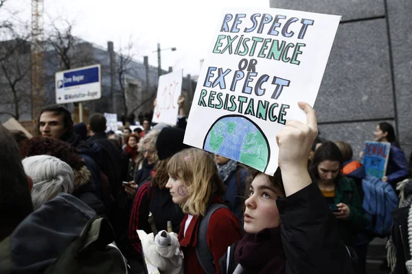 Учасники мітингу беруть участь в акції протесту проти зміни клімату в — стокове фото