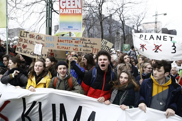 Manifestantes participan en una protesta contra el cambio climático en B — Foto de Stock