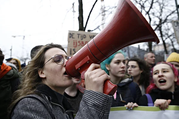 Tüntetők részt vesznek a klímaváltozás elleni tiltakozásul B — Stock Fotó