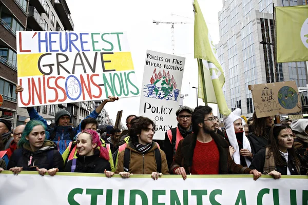 Demonstranten nemen deel aan een protest tegen klimaatverandering in B — Stockfoto