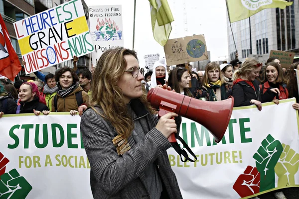 Demonstranten nehmen an einer Protestaktion gegen den Klimawandel in b teil — Stockfoto