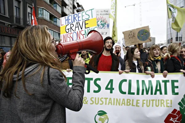 Manifestantes participan en una protesta contra el cambio climático en B — Foto de Stock