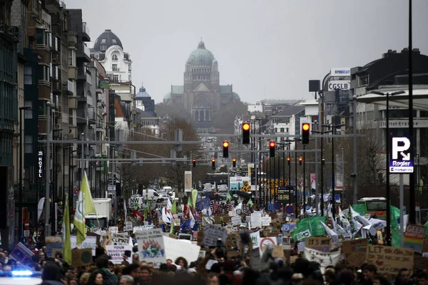 Manifestantes participam de protesto contra a mudança climática em B — Fotografia de Stock