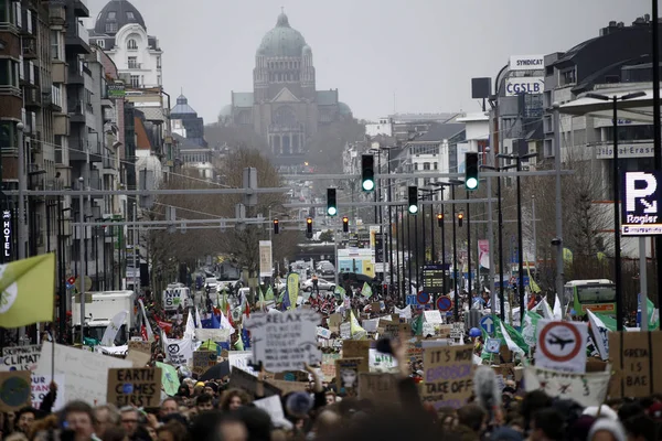 Demonstranten nemen deel aan een protest tegen klimaatverandering in B — Stockfoto