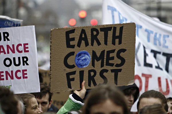 Manifestantes participan en una protesta contra el cambio climático en B — Foto de Stock