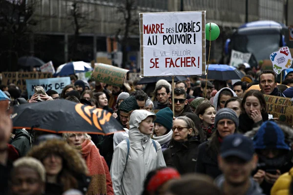 Демонстранты принимают участие в акции протеста против изменения климата в B — стоковое фото