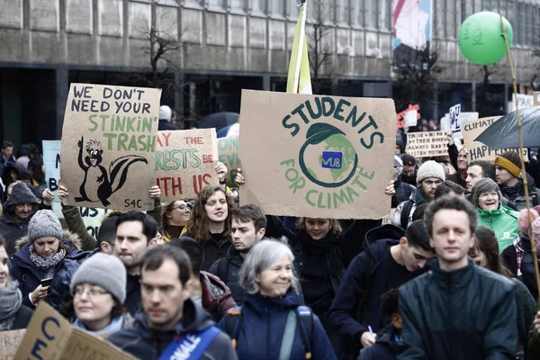 Manifestants participent à une manifestation contre le changement climatique en B — Photo