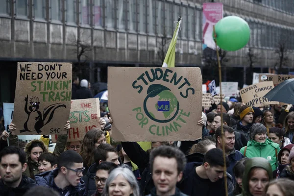 Demonstranti se podílejí na protestech proti změně klimatu v B — Stock fotografie