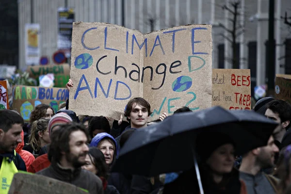 Demonstranti se podílejí na protestech proti změně klimatu v B — Stock fotografie