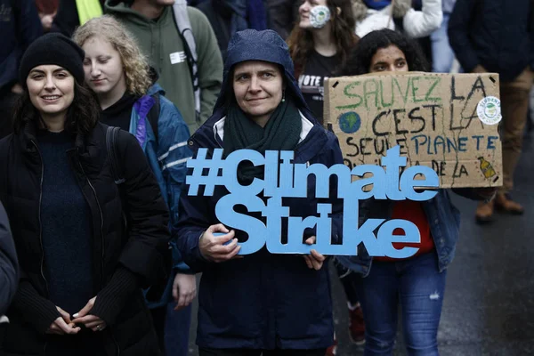 Manifestantes participan en una protesta contra el cambio climático en B — Foto de Stock