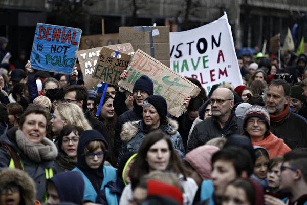 Manifestantes participan en una protesta contra el cambio climático en B — Foto de Stock