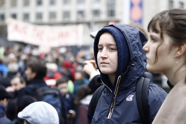 Demonstranten nemen deel aan een protest tegen klimaatverandering in B — Stockfoto