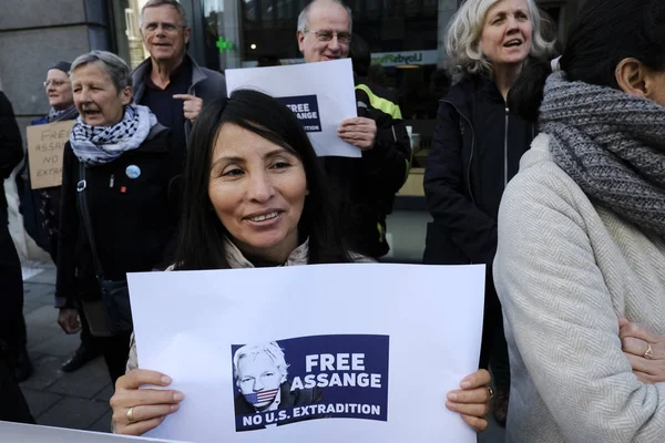Apoiantes do fundador da WikiLeaks Julian Assange se reúnem fora de — Fotografia de Stock