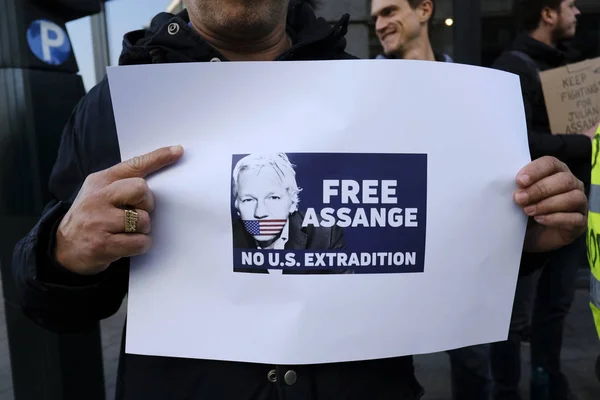 Wikileaks kurucusu Julian Assange'ın destekçileri 