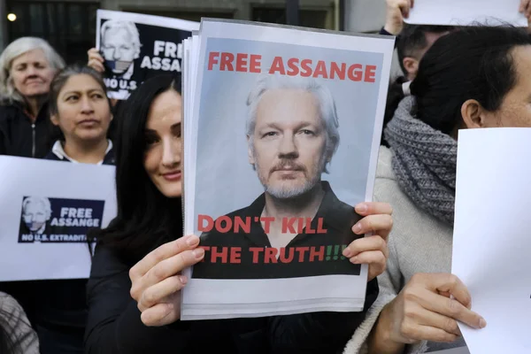 Wikileaks kurucusu Julian Assange'ın destekçileri 