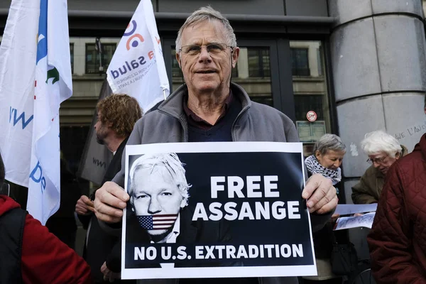 Unterstützer von Wikileaks-Gründer Julian Assange versammeln sich vor — Stockfoto