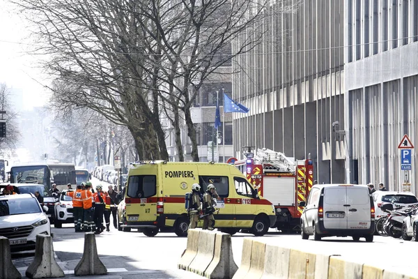 Eine Bombendrohung in einem Gebäude in der Nähe europäischer Institutionen in bru — Stockfoto