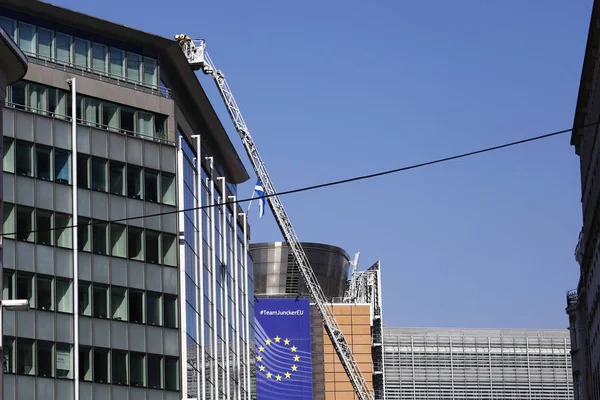Una amenaza de bomba en un edificio cercano a las instituciones europeas en Bru — Foto de Stock