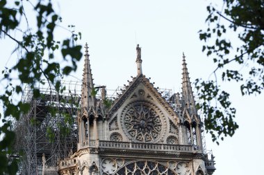 Paris'teki Notre-Dame de Paris Katedrali'nin dış görünümü, Fransa'da 19 Nisan 2019'da çıkan yangından bir hafta sonra katedrali harap etti. 