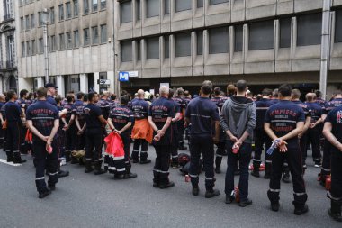 İtfaiyeciler Brüksel, Belçika'da maaş kesintilerini protesto etti