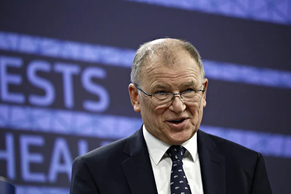 Conferencia de prensa de los Comisarios Vytenis ANDRIUKAITIS y Corin — Foto de Stock