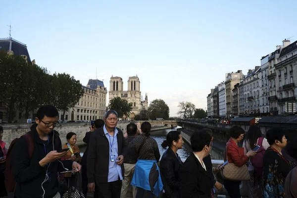 Turisté Chodí Mimo Katedrálu Notre Dame Paříži Dubna 2019 Týden — Stock fotografie
