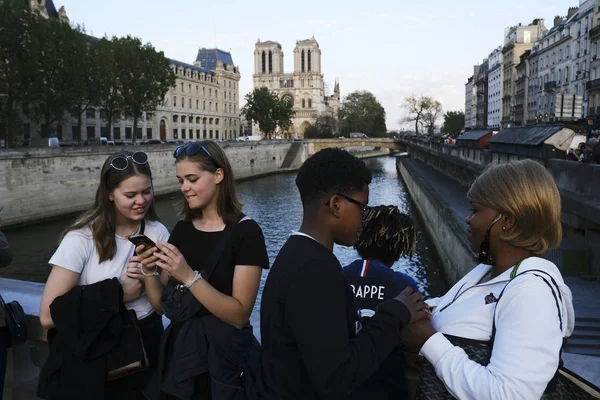 Turistler Paris Notre Dame Paris Katedrali Dışında Yürümek Nisan Fransa — Stok fotoğraf