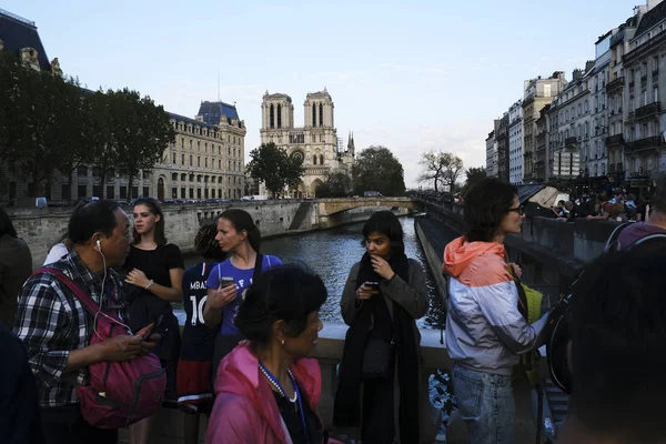 Turistler Paris Notre Dame Paris Katedrali Dışında Yürümek Nisan Fransa — Stok fotoğraf